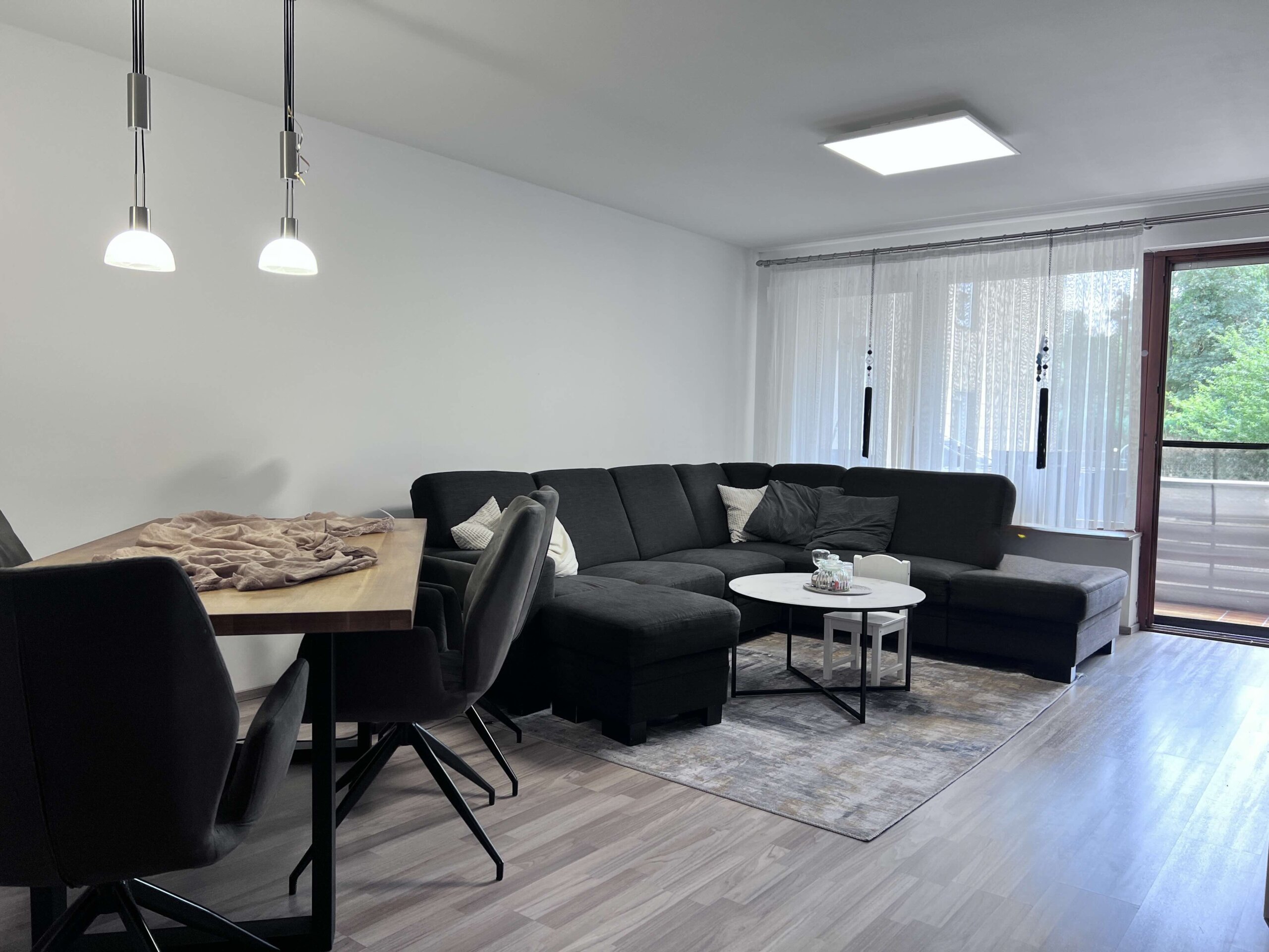 Wohnzimmer mit Balkonausgang