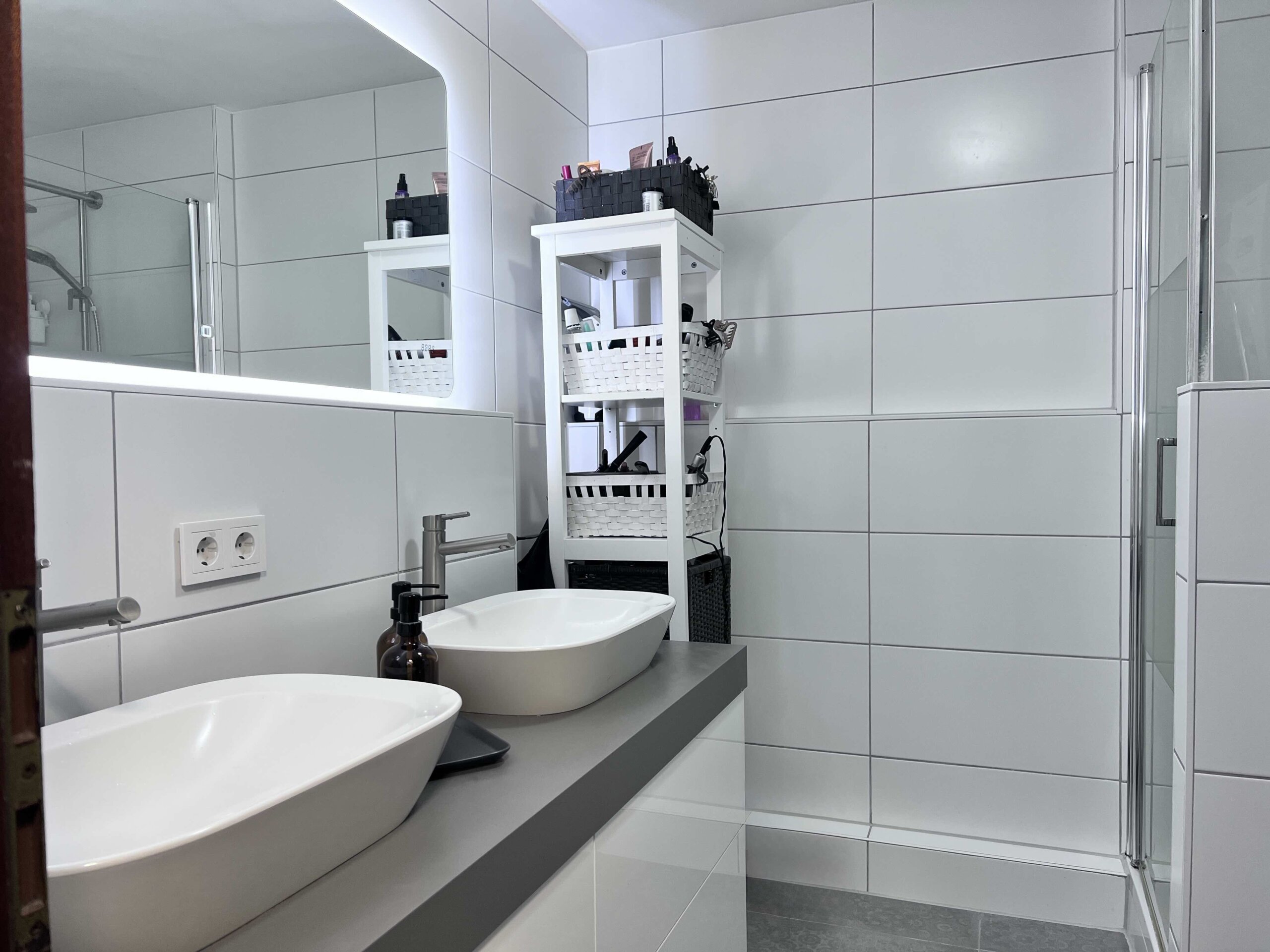 Deckenhoch gefliestes Bad mit Dusche, Waschtisch mit 2 Waschbecken