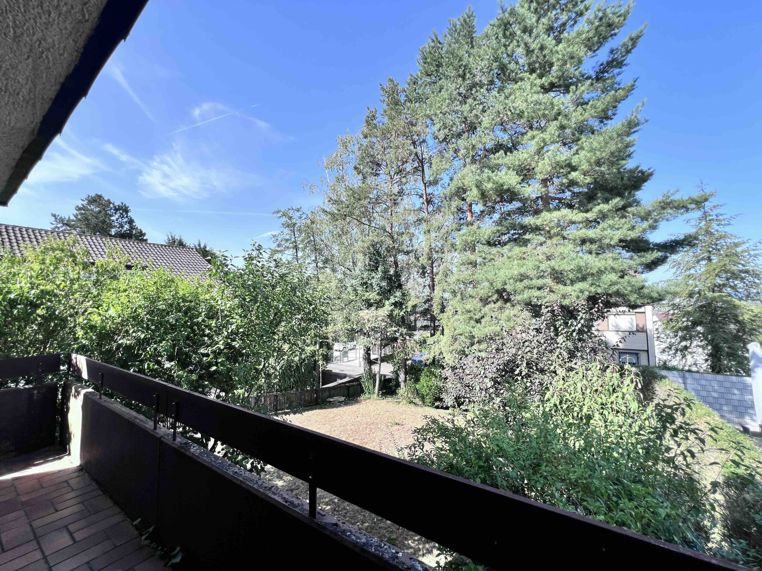 DG Balkonblick über den Garten