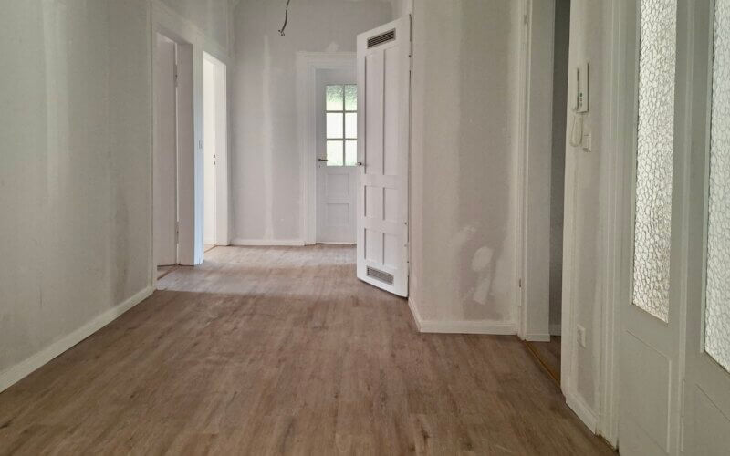 Erstbezug nach Sanierung. Modern mit Altbauflair. 3-Zimmer + große Wohnküche. 1OG.