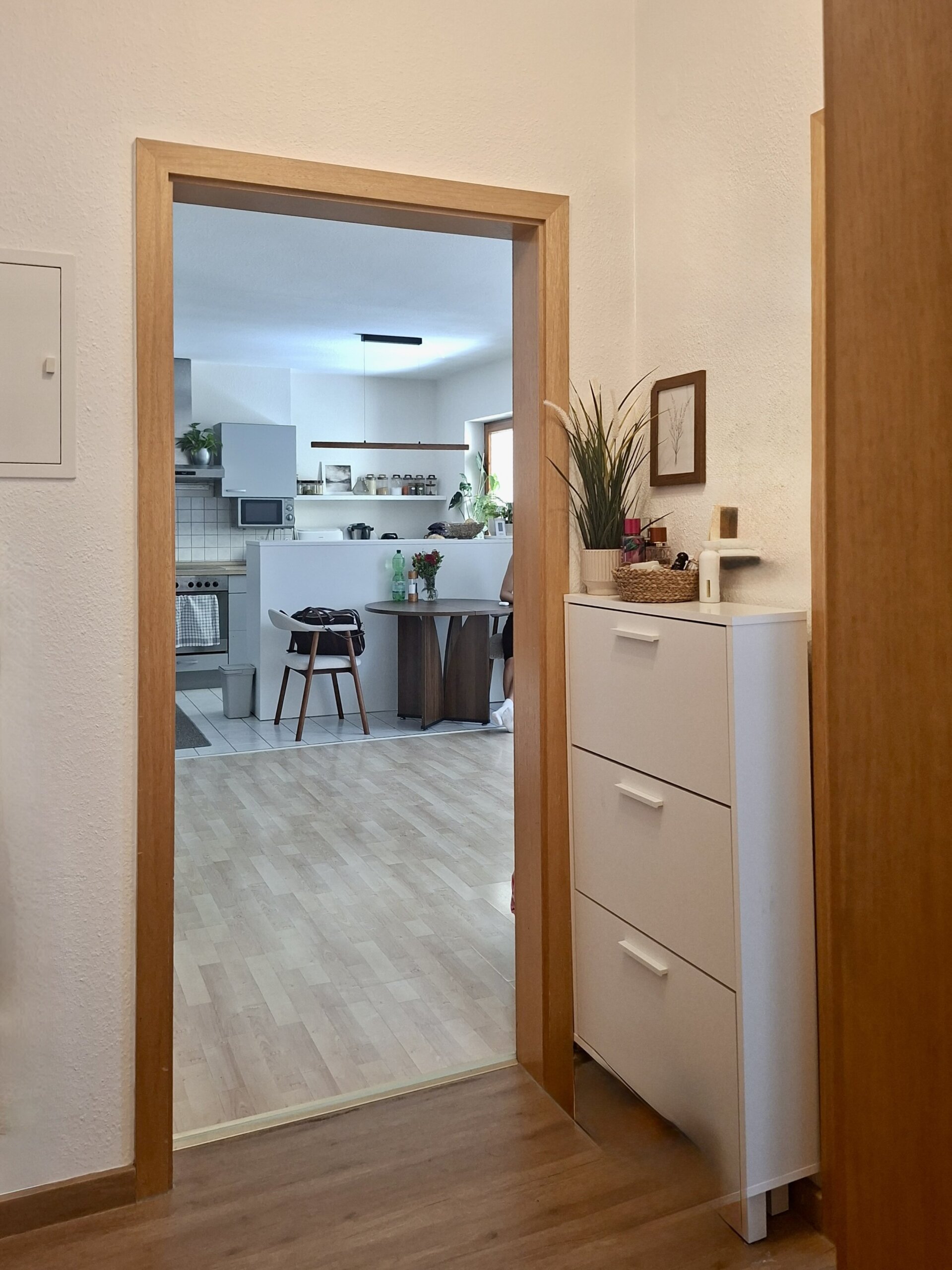 Diele mit Blick ins Wohn-/Esszimmer mit Küche