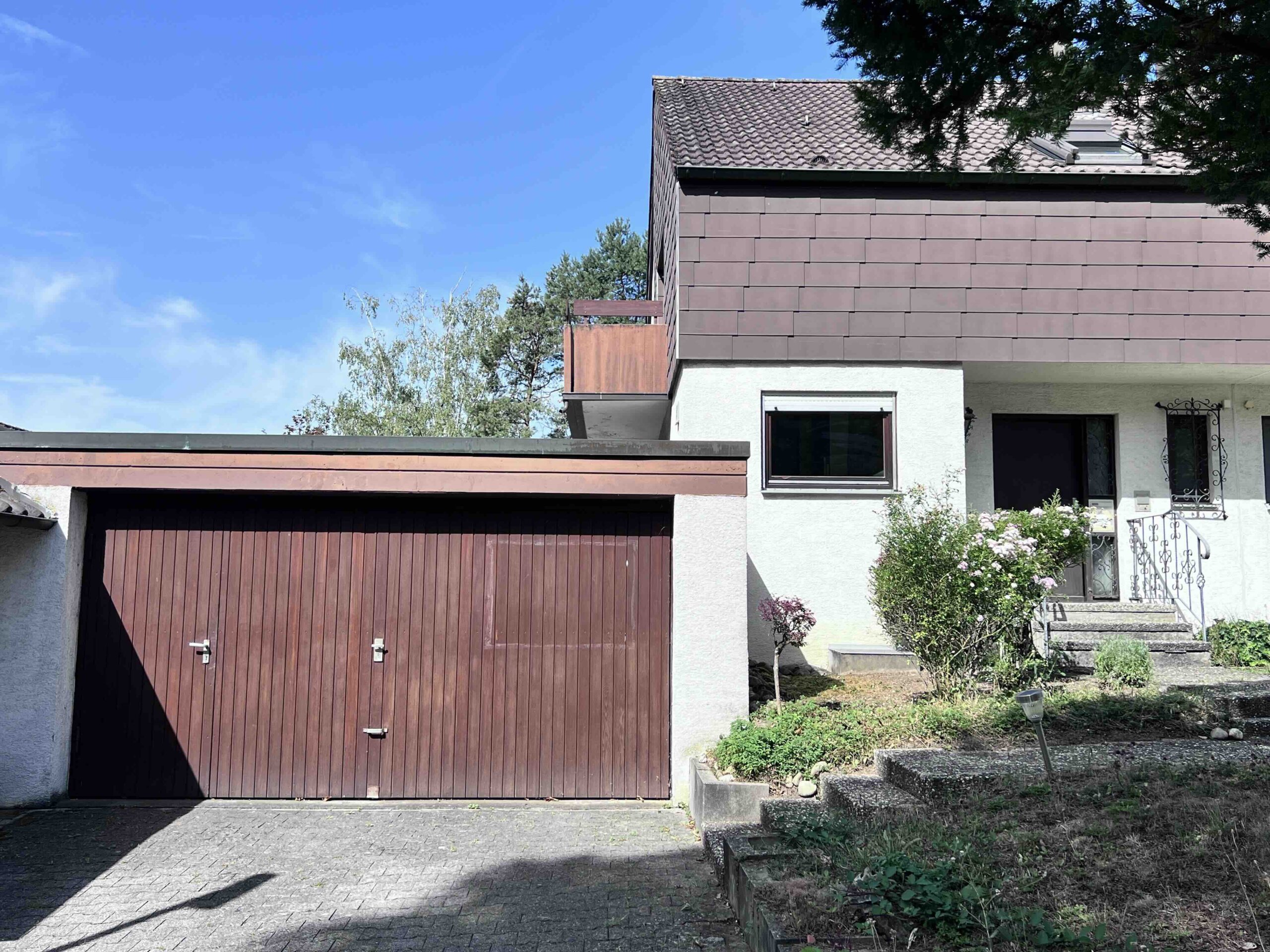 DHH mit schönem Grundstück. Halbhöhenlage. Große Garage. 2 Stellplätze. Frei.