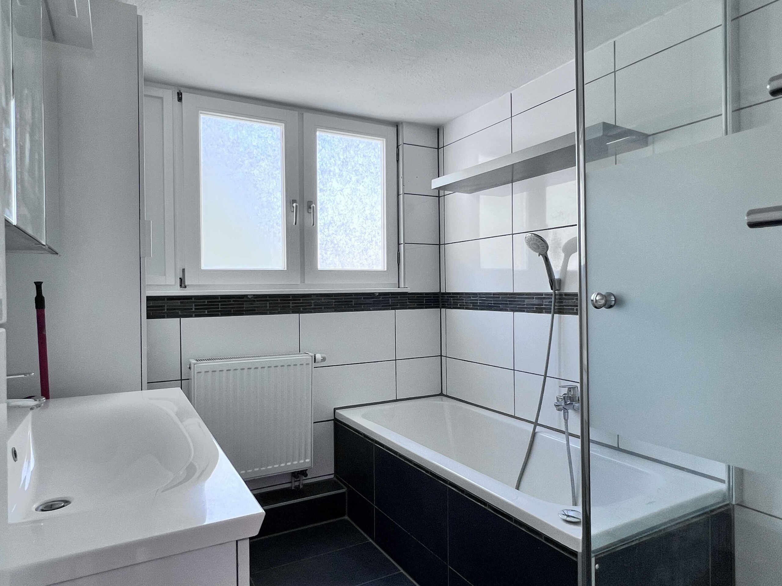 Ebene 1 Badezimmer mit Dusche und Wanne