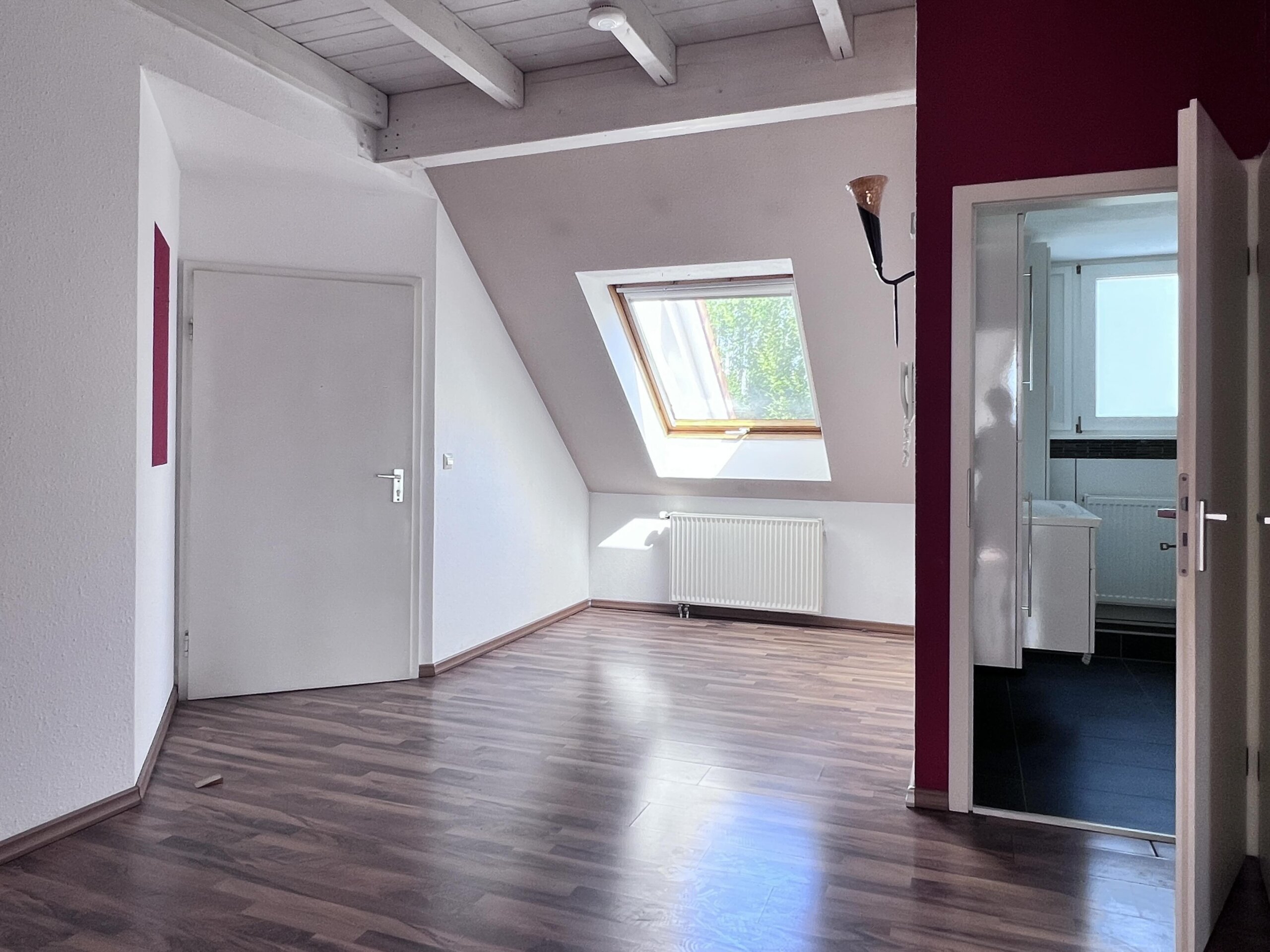 Ebene 1 Blick zu Wohnungseingang + Bad