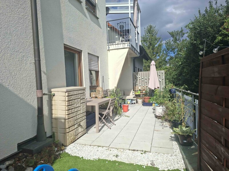 Große teilweise überdachte Terrasse