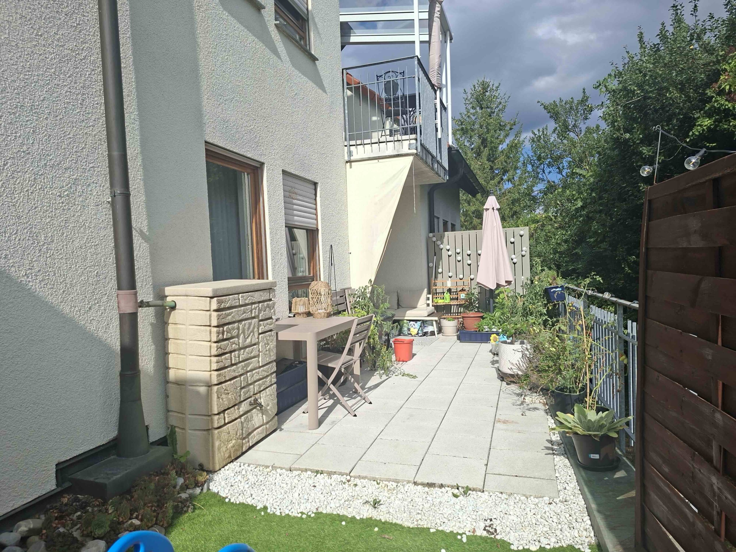 Geräumige 2,5-Zi-Wohnung mit Terrasse/Außenbereich. Tiefgarage.