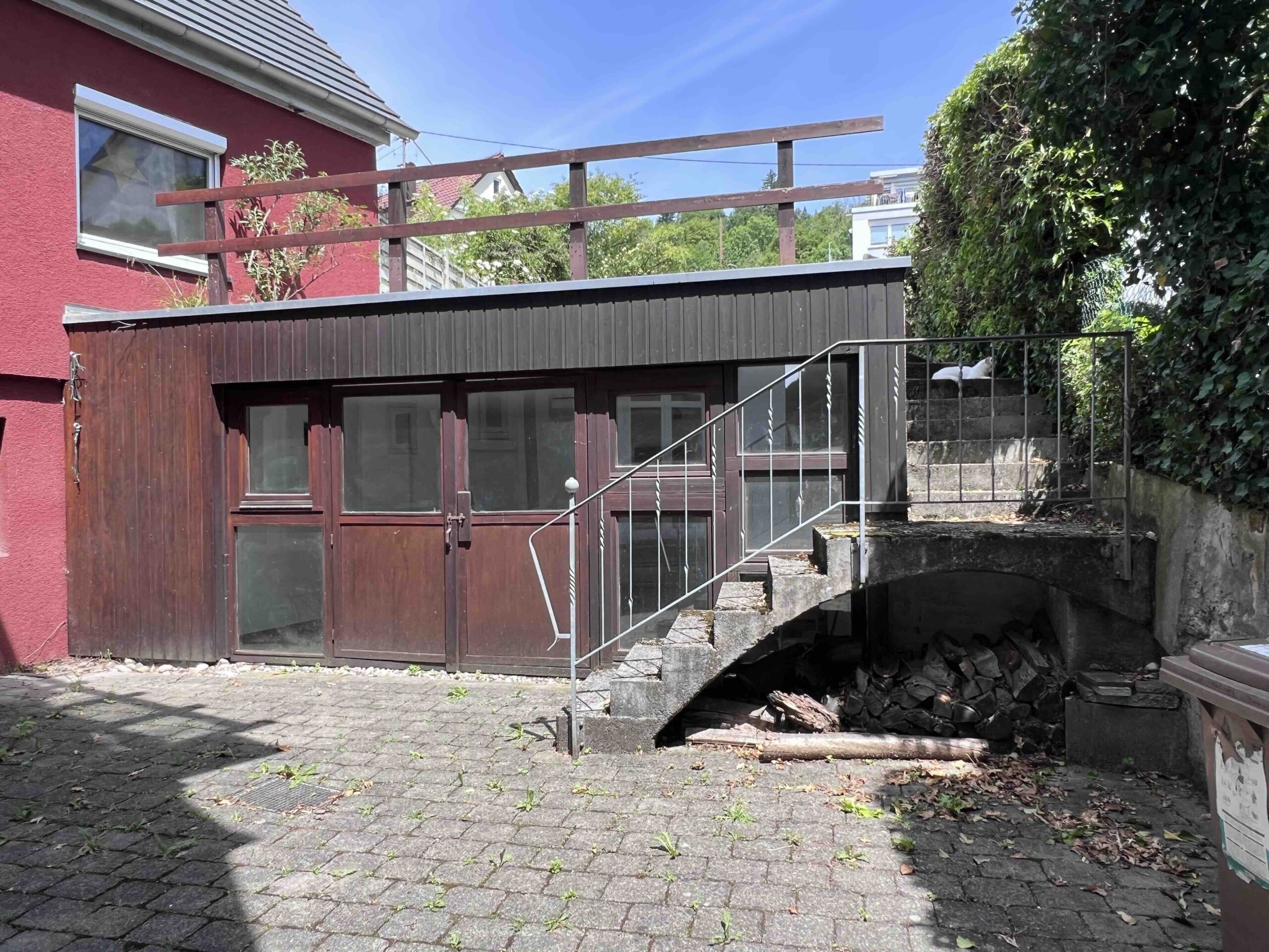 Hof mit Atelier und Gartenaufgang
