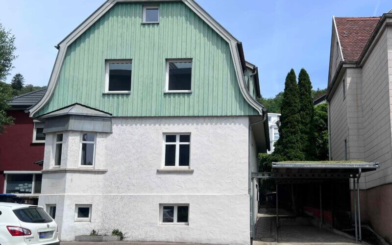 Stilvoll sanierte Einfamilien-DHH mit Carport und Garten. Frei.