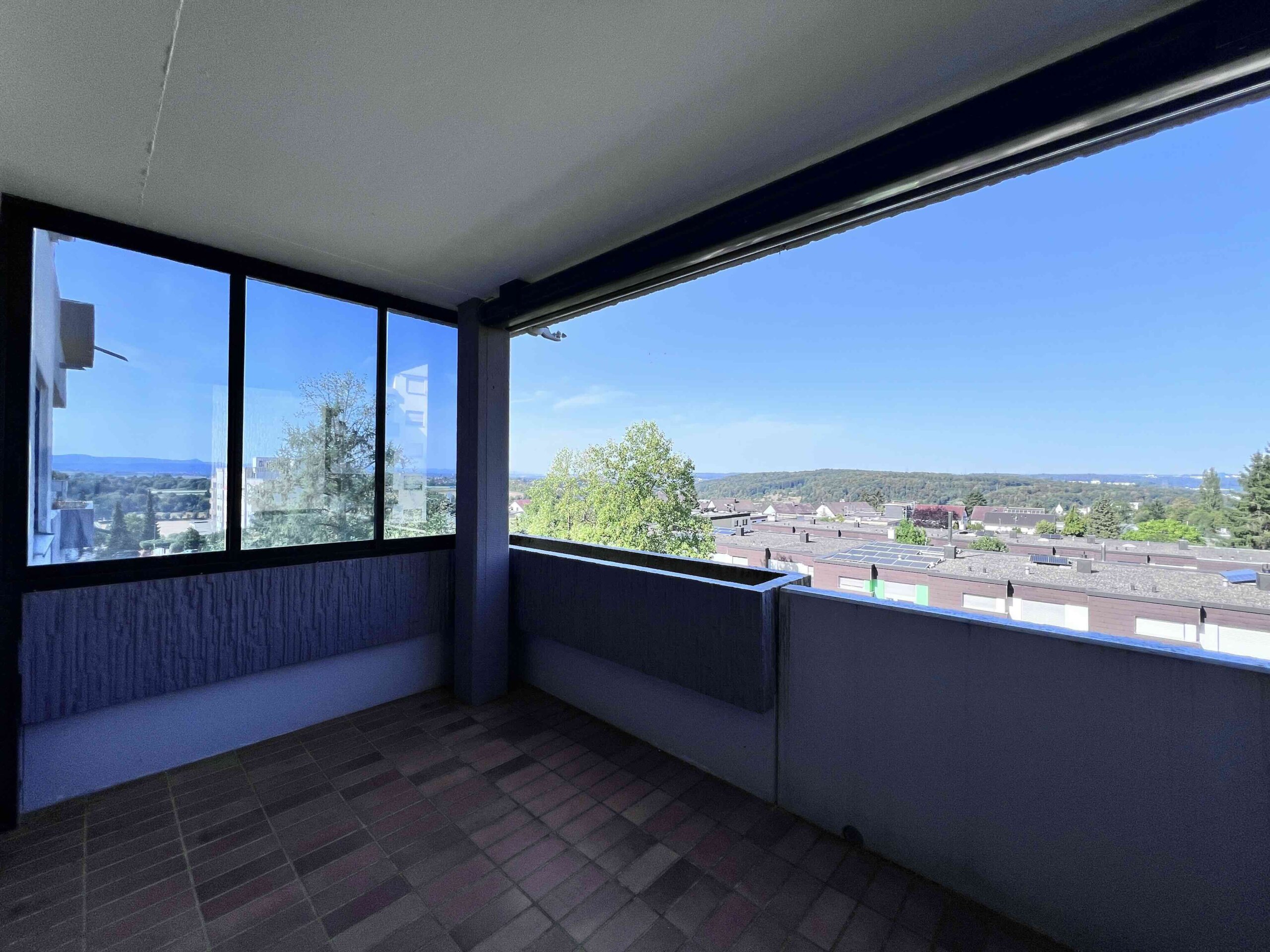 2 Zi-Wohnung. Großer Balkon. 3.OG. Aufzug. inkl. TG-Stellplatz. Fernsicht.