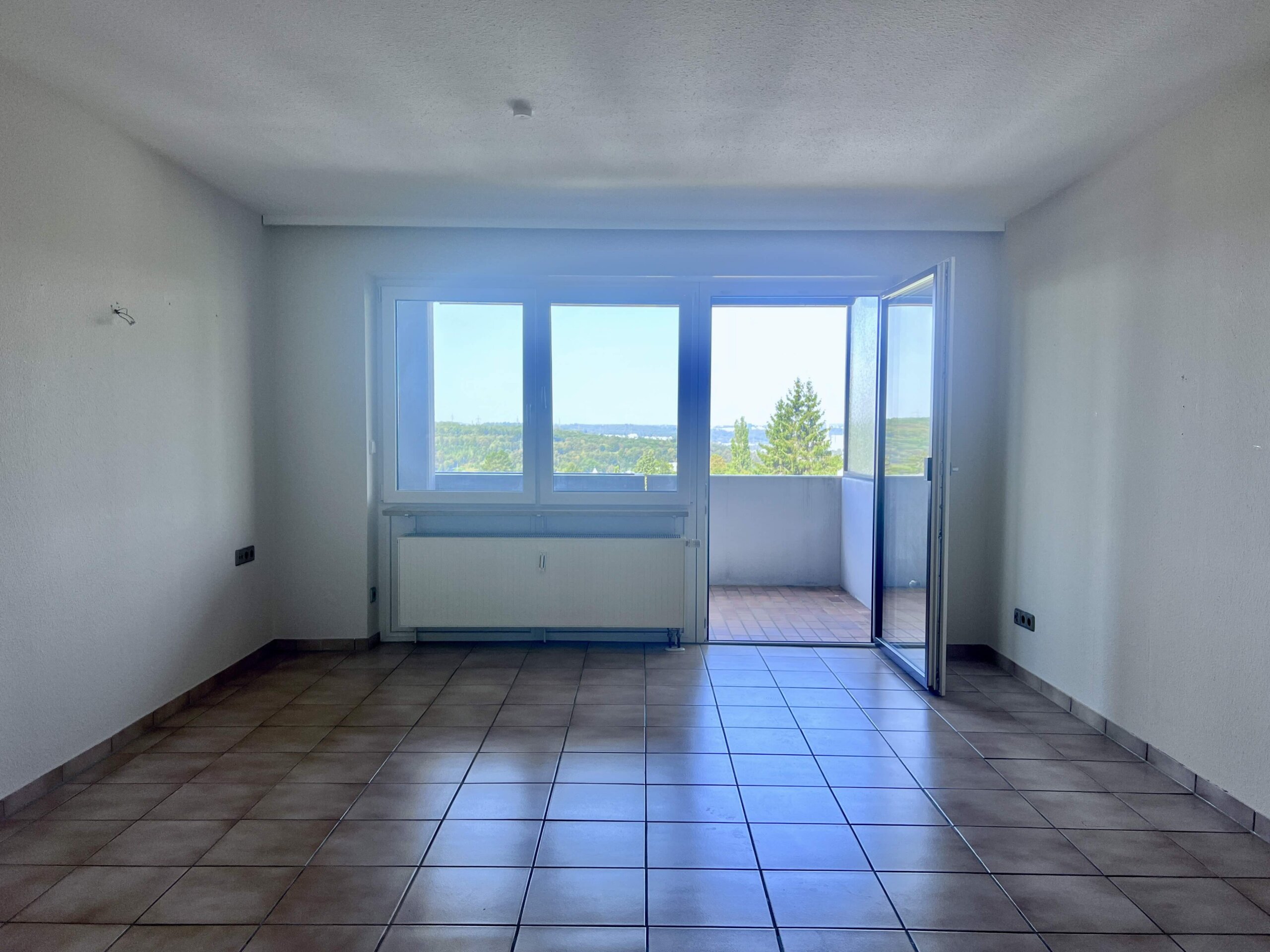 Wohnzimmer mit Fliesenboden