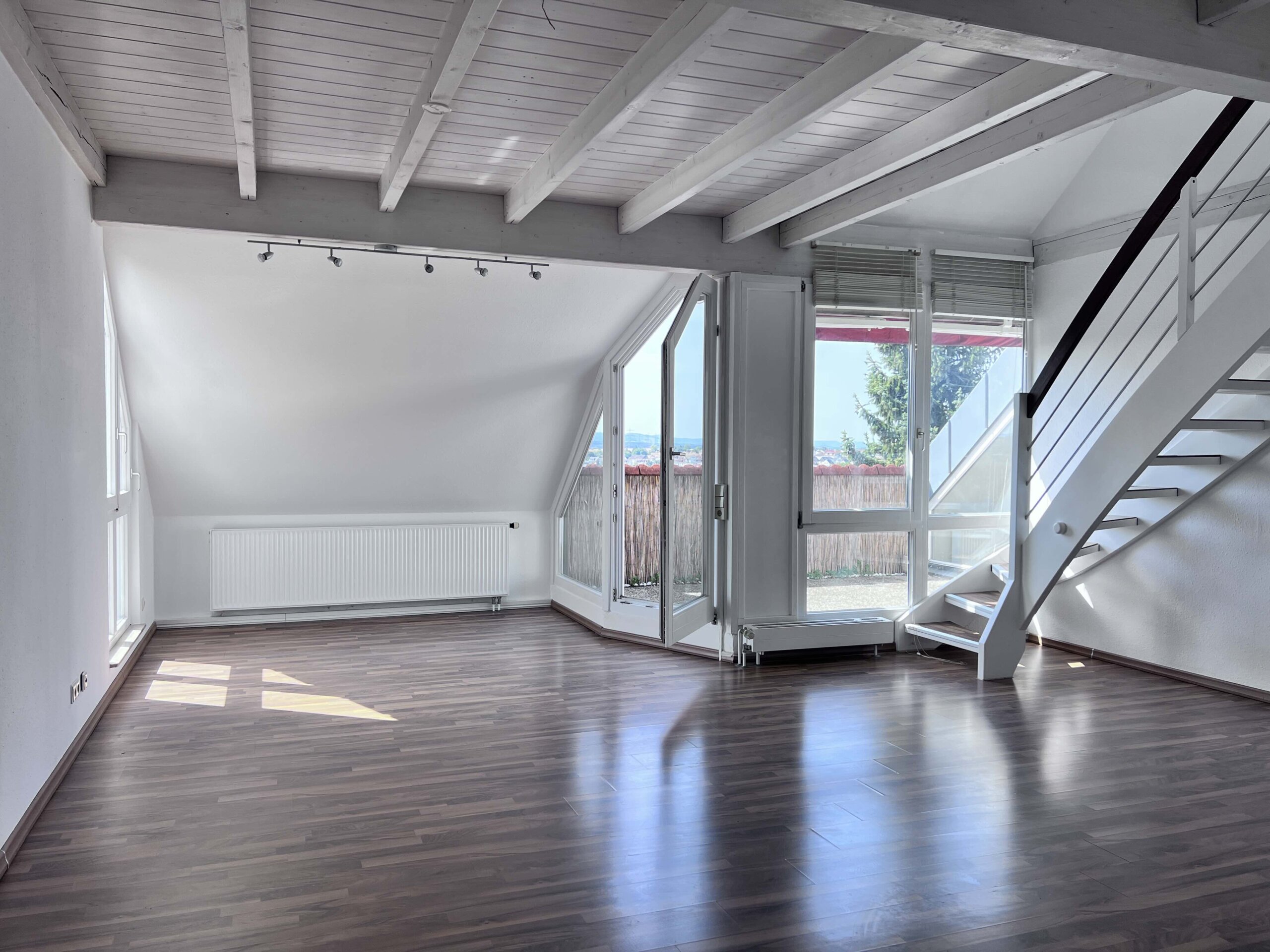 Wohnzimmer mit Dachbalkon