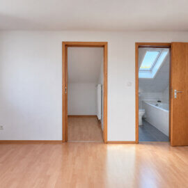 Blick Schlafzimmer zu Ankleide und Badezimmer