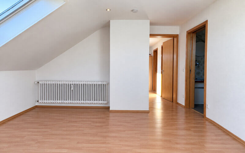 Helle gemütliche 2,5-Zi-DG-Wohnung mit EBK. Renoviert.