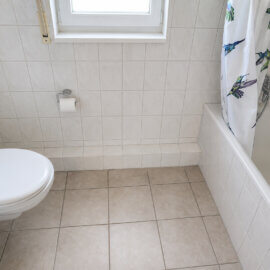 Eines von Badezimmern mit Wanne und WC