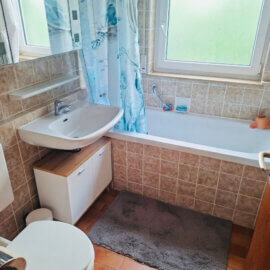 Tageslichtbad mit Wanne:WC:WB