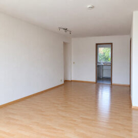 Wohnzimmer mit Blick zu Essplatz und Küche