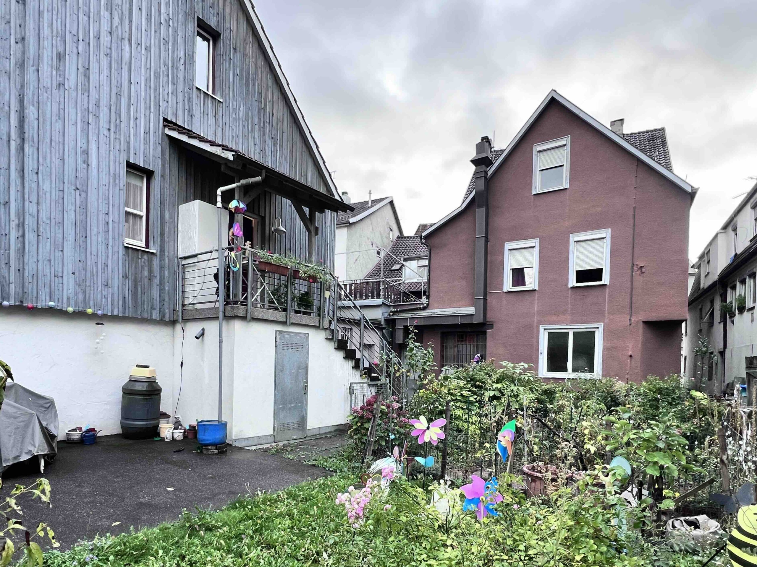 Blick vom Garten, links das Haus im Hof, geradeaus die Rückseite des WGH