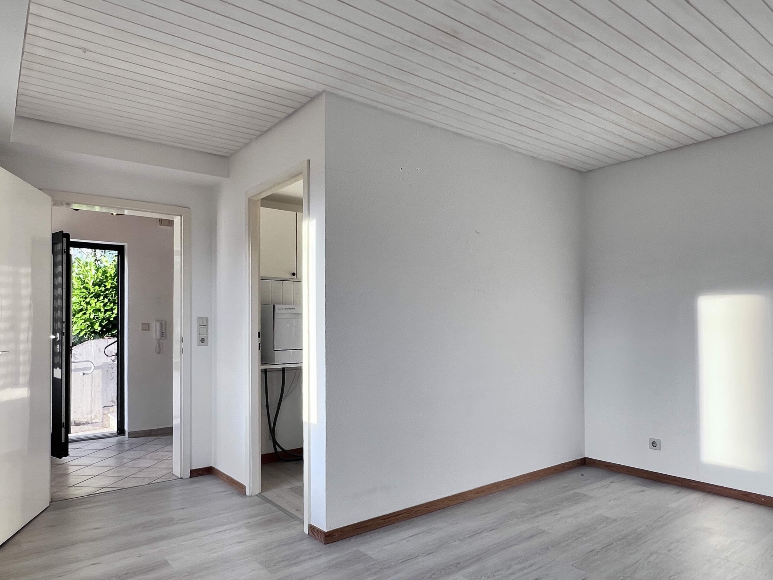 Blick zu Vorplatz und Küche