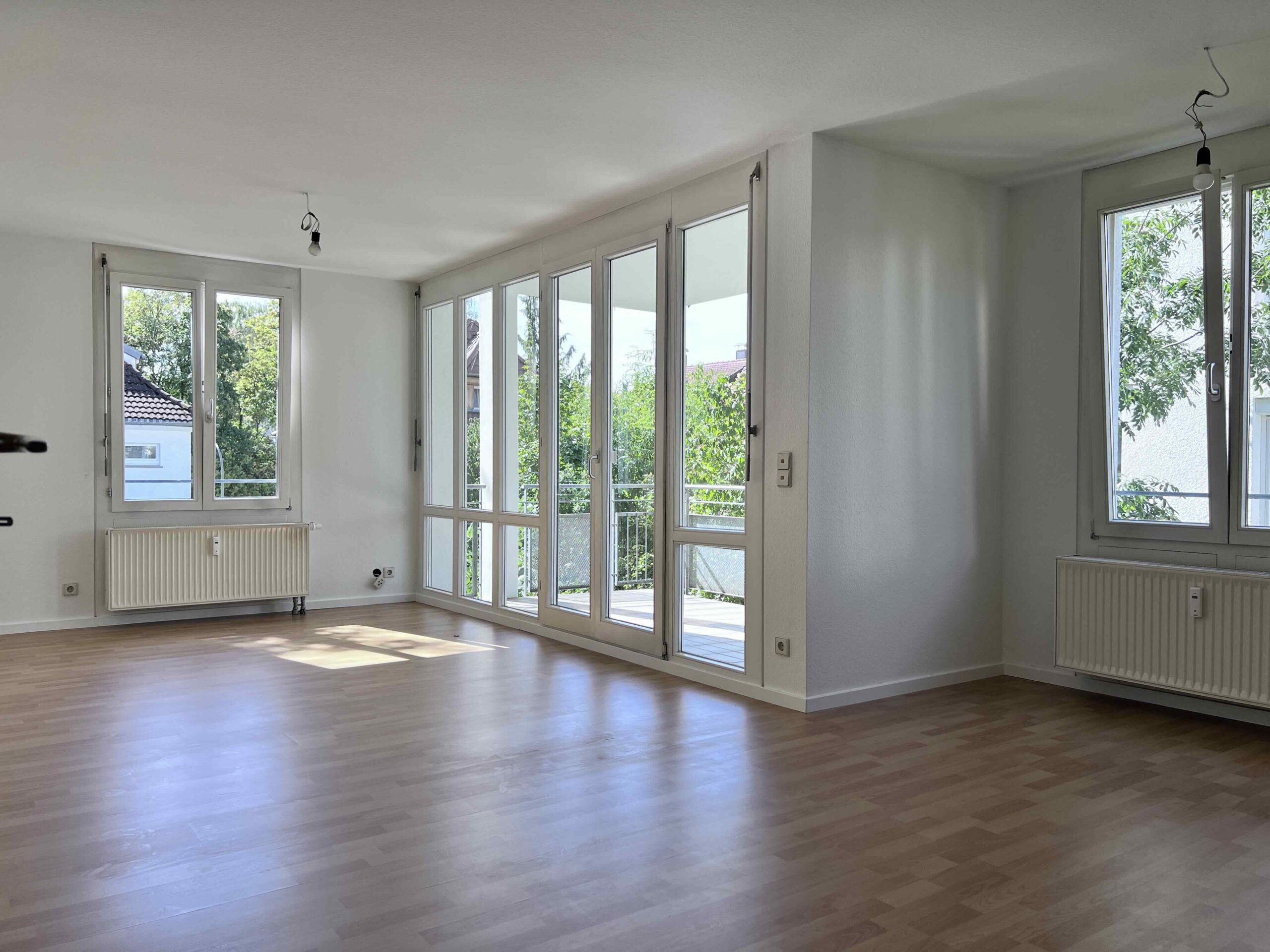 Das große Wohn-/Esszimmer mit Balkon