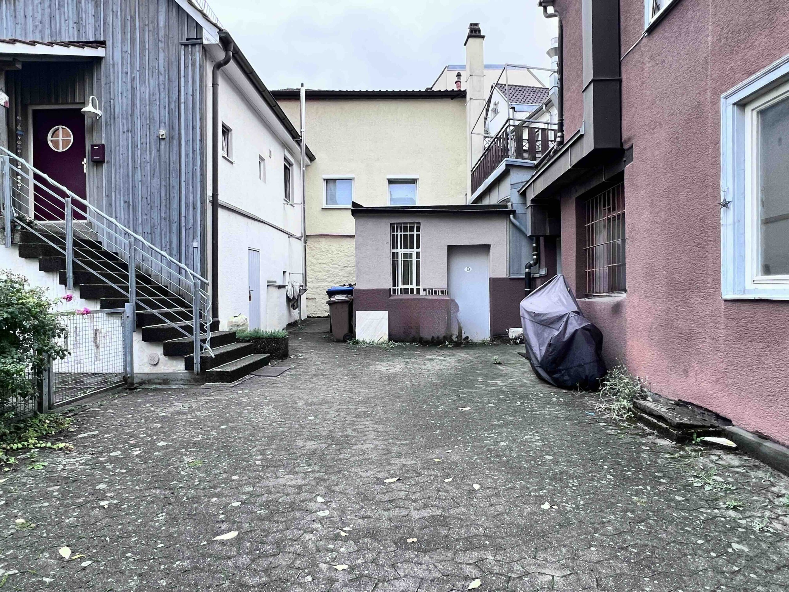 Der Hof mit Werkstatt