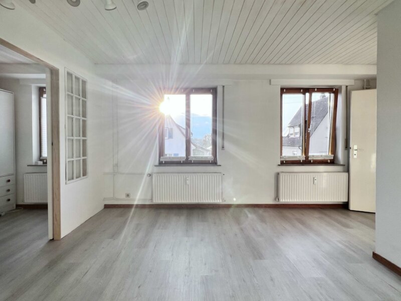 Freundliche Wohnung mit weißlackierter Holzdecke