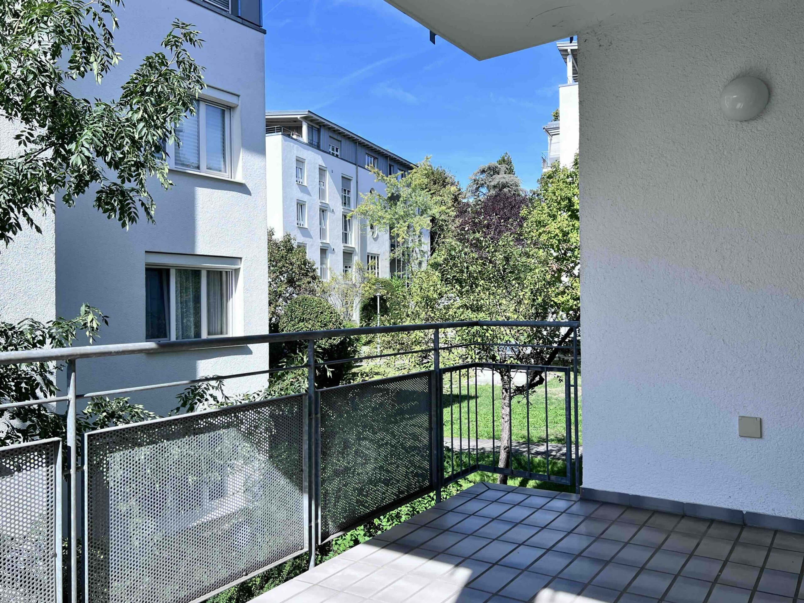 Gut nutzbarer großer Balkon