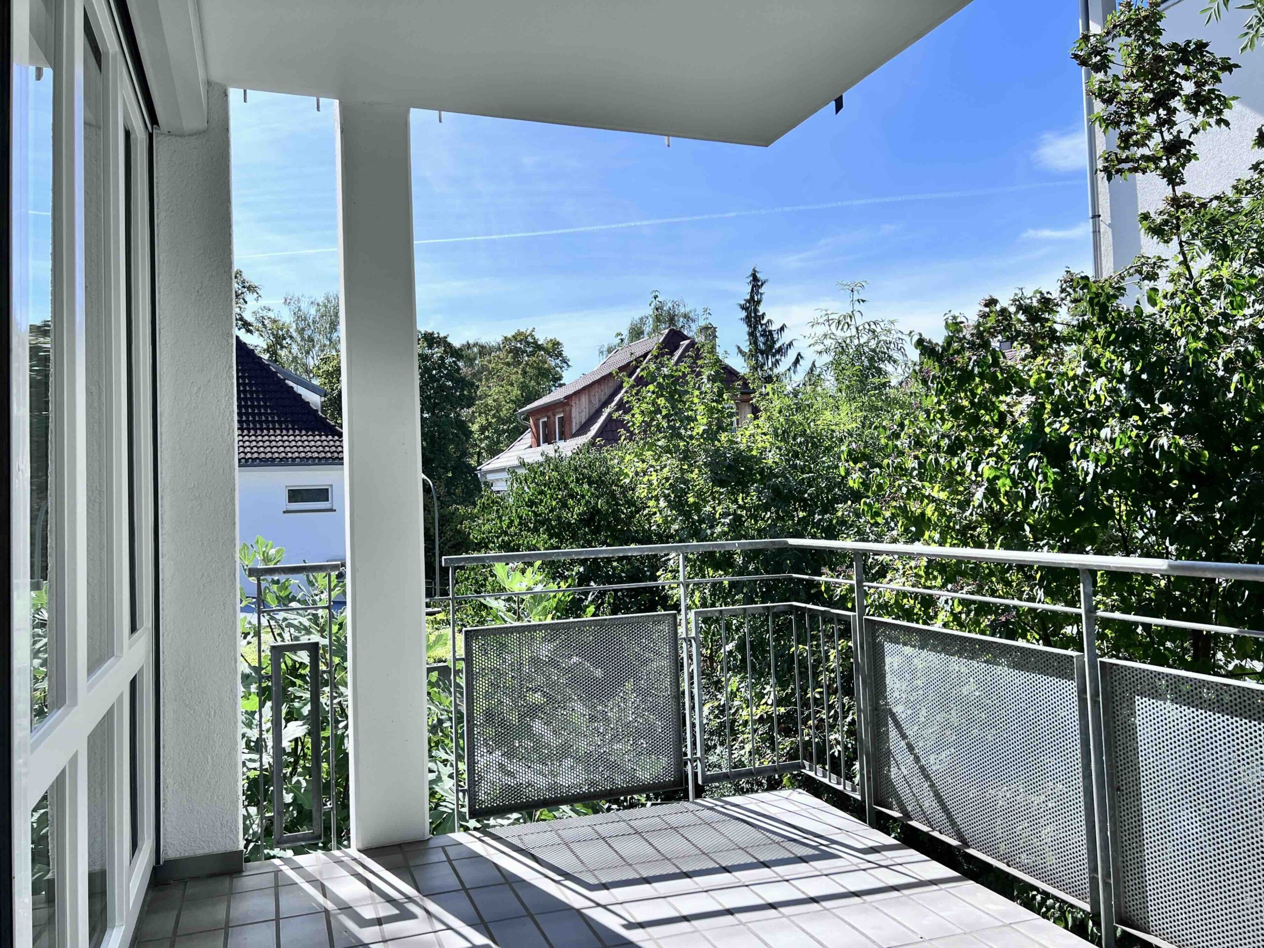 Überdachter Balkon mit Blick ins Grüne